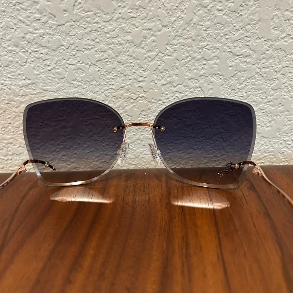 GUESS Red Sunglasses with Gradient Black Lenses and Gold Accents